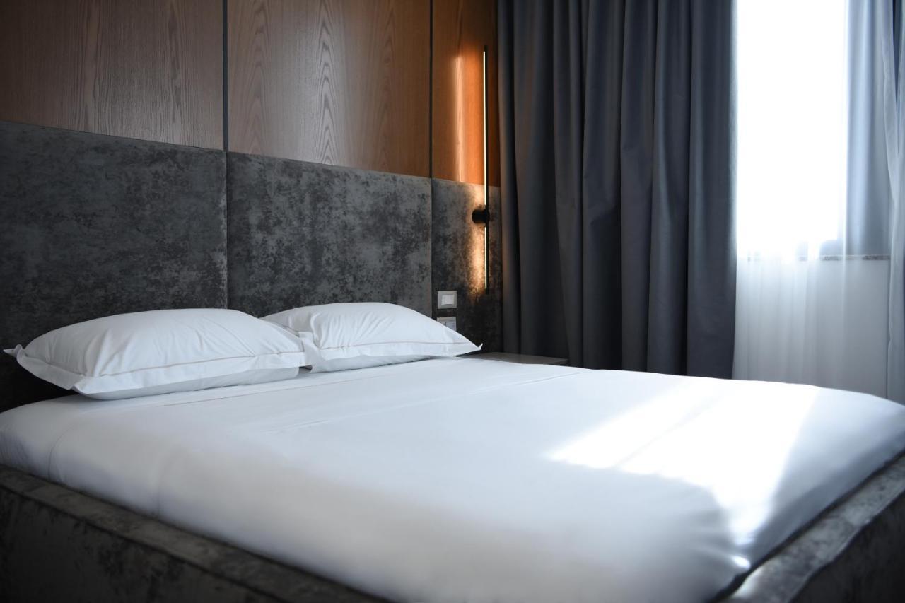 The Wilson Tirana Hotel ภายนอก รูปภาพ