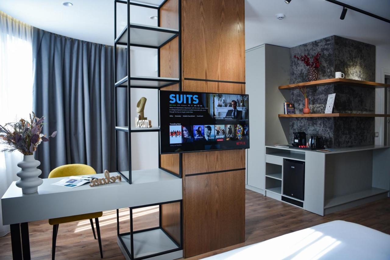 The Wilson Tirana Hotel ภายนอก รูปภาพ