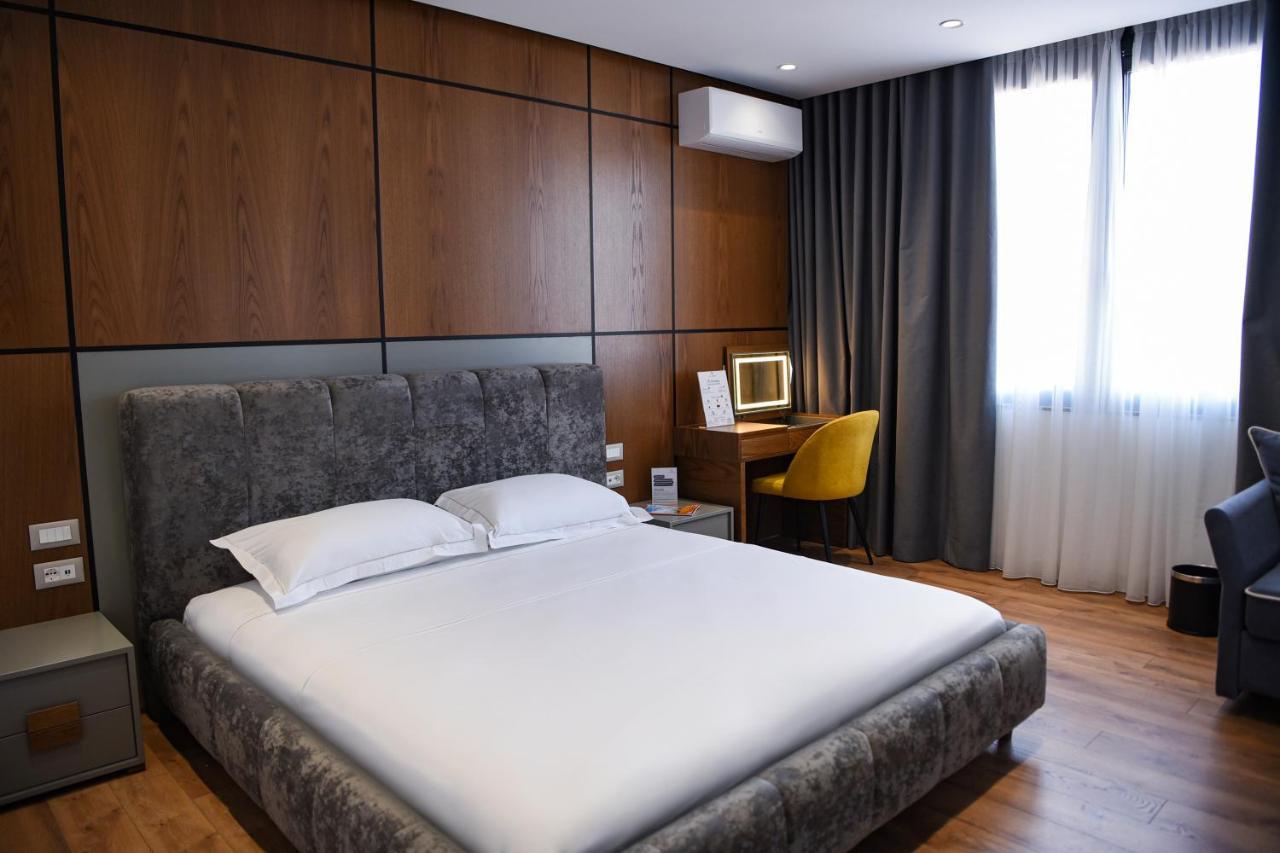 The Wilson Tirana Hotel ภายนอก รูปภาพ