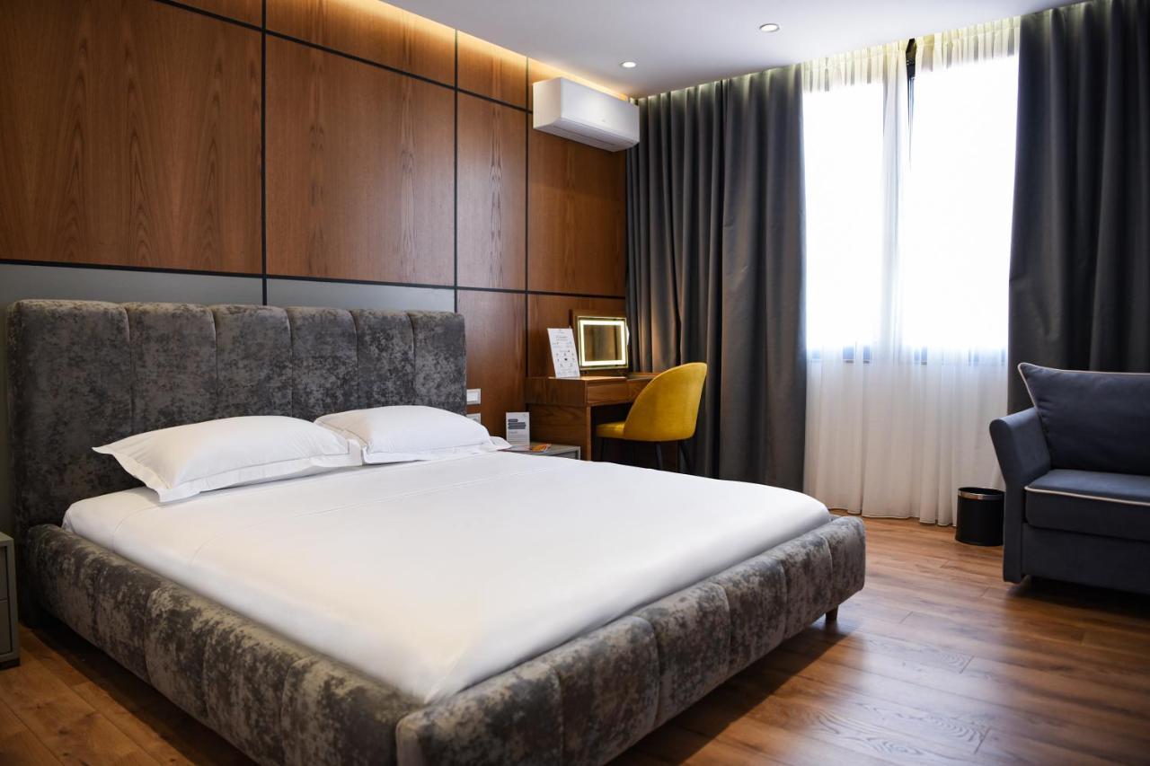 The Wilson Tirana Hotel ภายนอก รูปภาพ