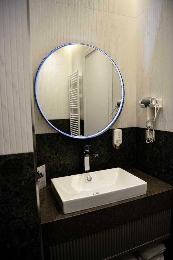 The Wilson Tirana Hotel ภายนอก รูปภาพ
