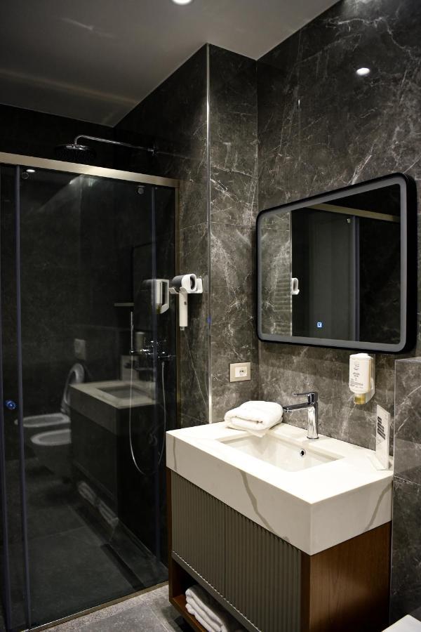 The Wilson Tirana Hotel ภายนอก รูปภาพ