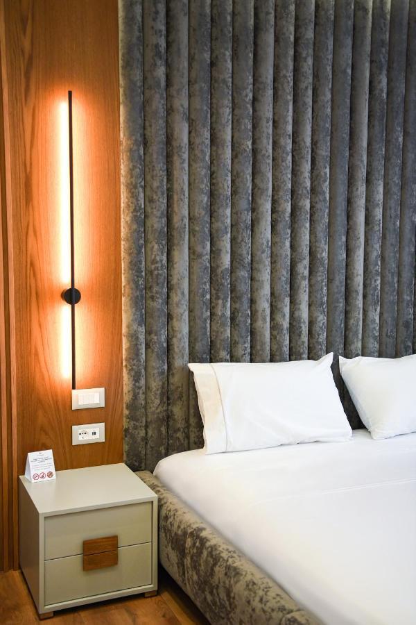 The Wilson Tirana Hotel ภายนอก รูปภาพ